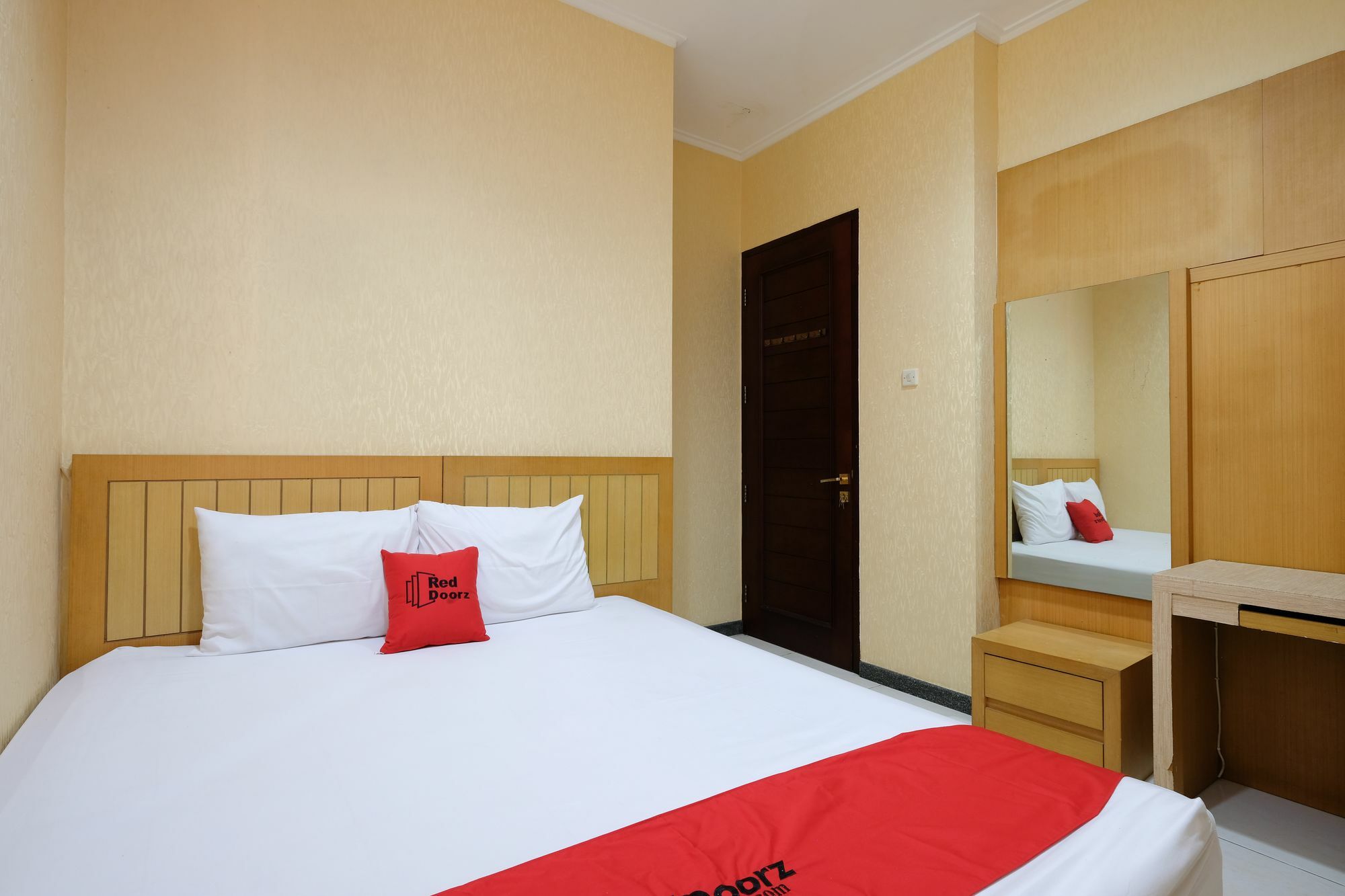 Reddoorz Plus Near Simpang Lima Semarang Exterior foto